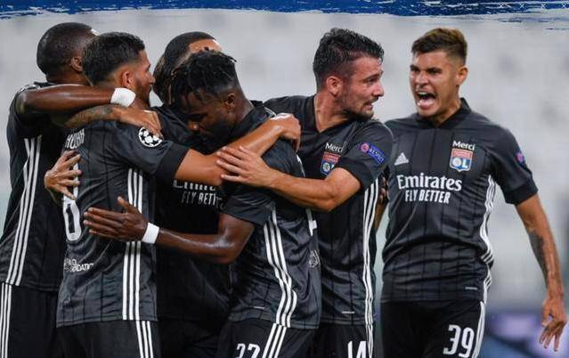  黑马逆袭淘汰卫冕冠军，爆冷震撼足坛