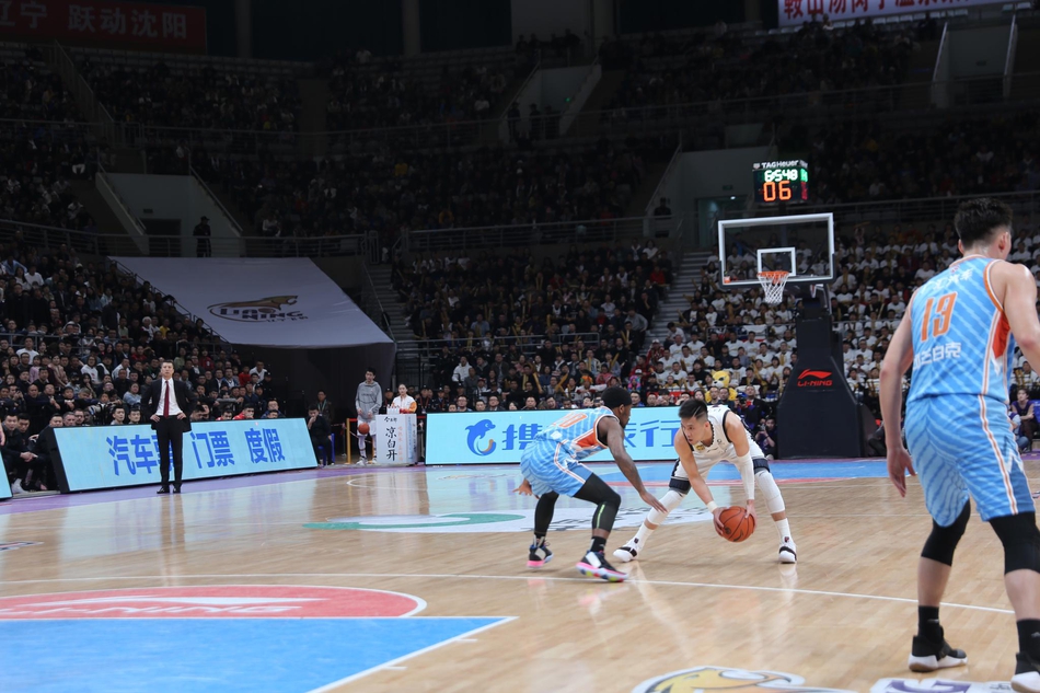 四川金强进攻乏力大比分落后于辽宁 四川金强进攻乏力大比分落后于辽宁