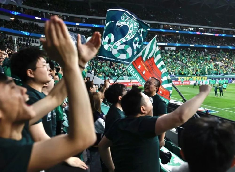  主场氛围助力腾飞，球迷助威声震屋瓦