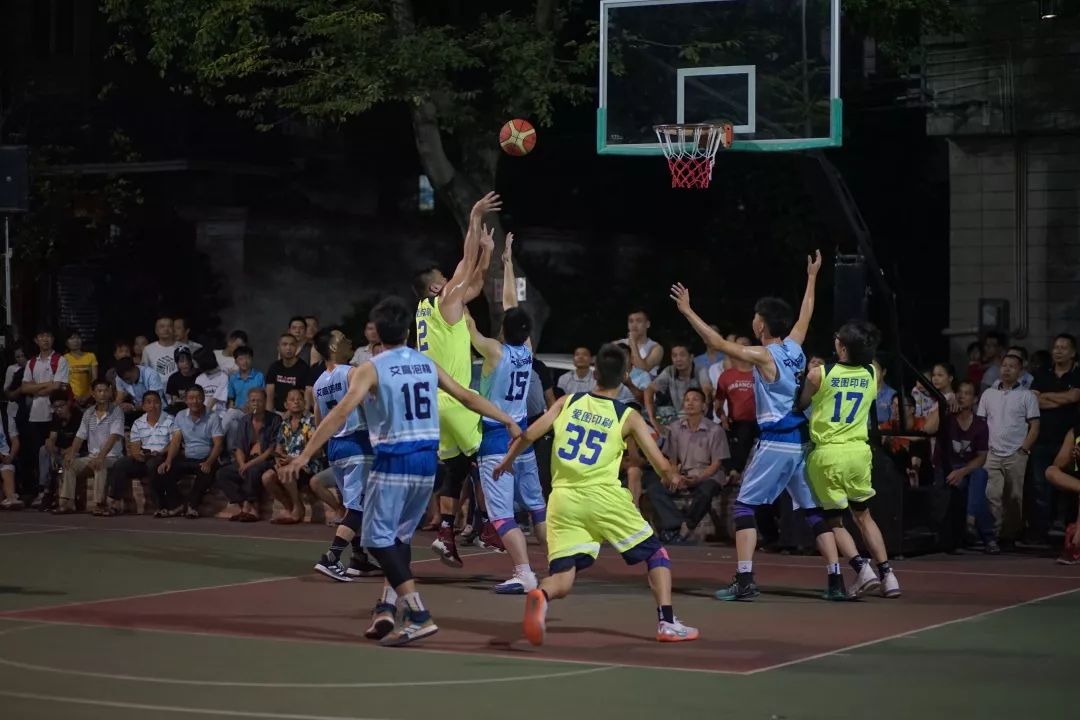  扣篮大赛激情上演，空中飞人争夺桂冠