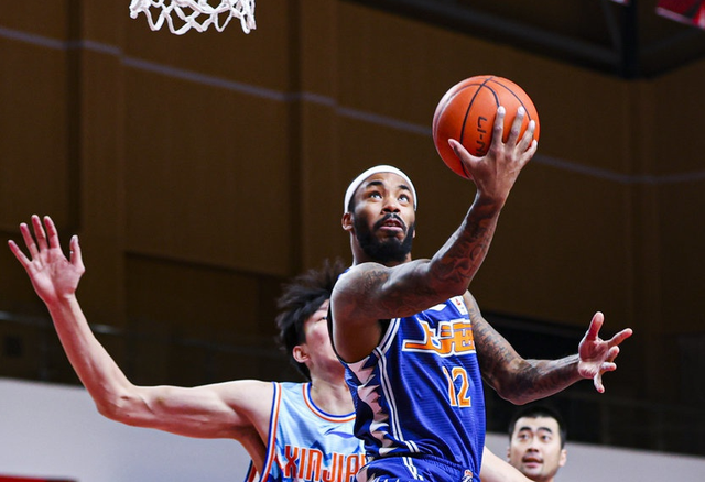  外援双响炮定乾坤，升班马客场奏凯