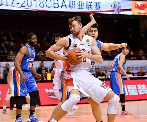  山东高速全员皆兵，团队篮球击溃广东队