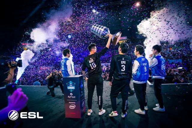 电竞女将巾帼不让须眉勇夺冠军