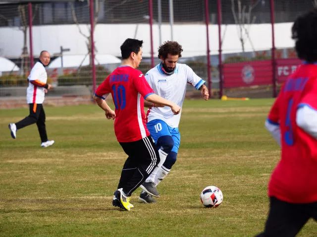  友谊赛演绎攻守大战，双方奉献精彩对攻