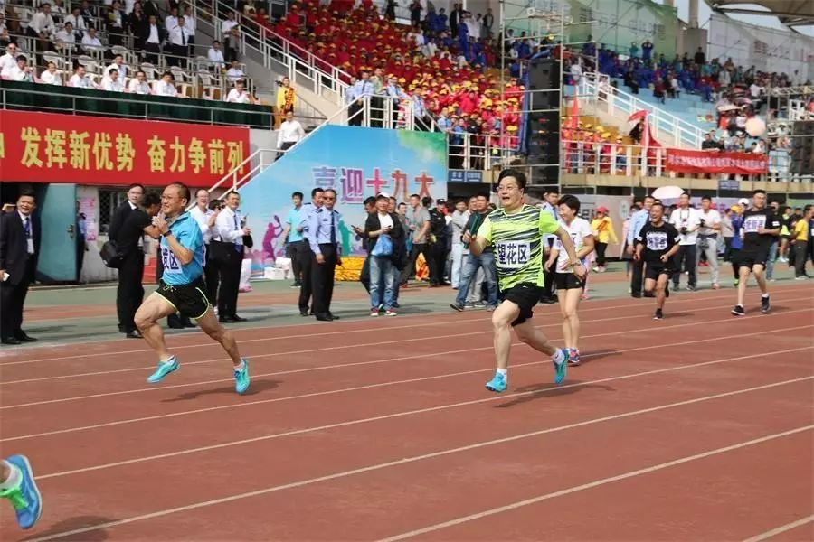  女篮姑娘们勇夺联赛冠军创佳绩